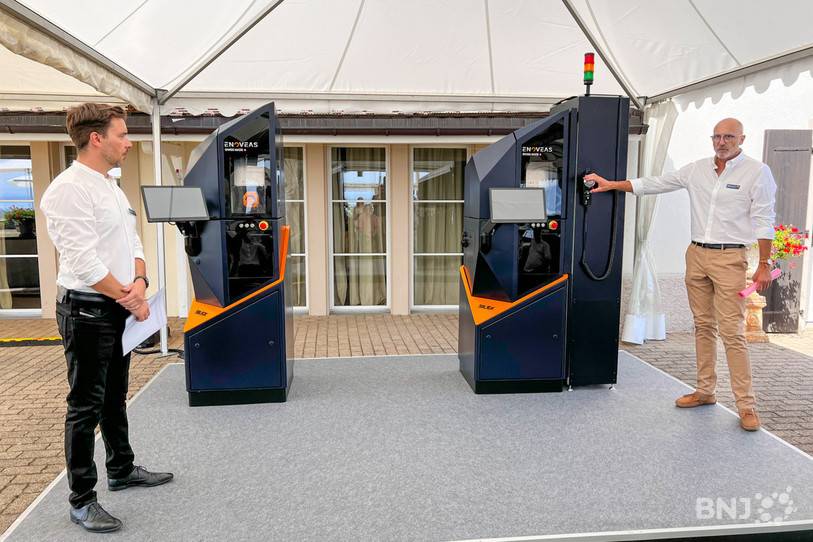 Deux modèles de Silex, la micromachine 4.0, présentés par le CEO d'Enoveas Juan Elices (à gauche) et le CTO Olivier Marchand.